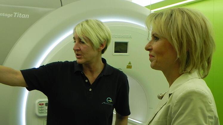 Eine Mitarbeiterin der MainRadiologie erkl&auml;rt der Landr&auml;tin das Ger&auml;t.