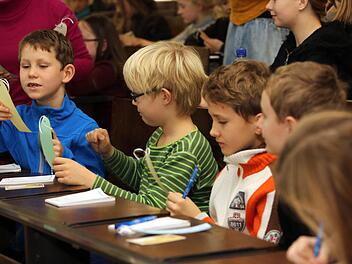 Die Besucher der Kinder-Uni-Vorlesung diskutierten intensiv über Regeln und ihren Sinn. Fotos: Matthias Hoch