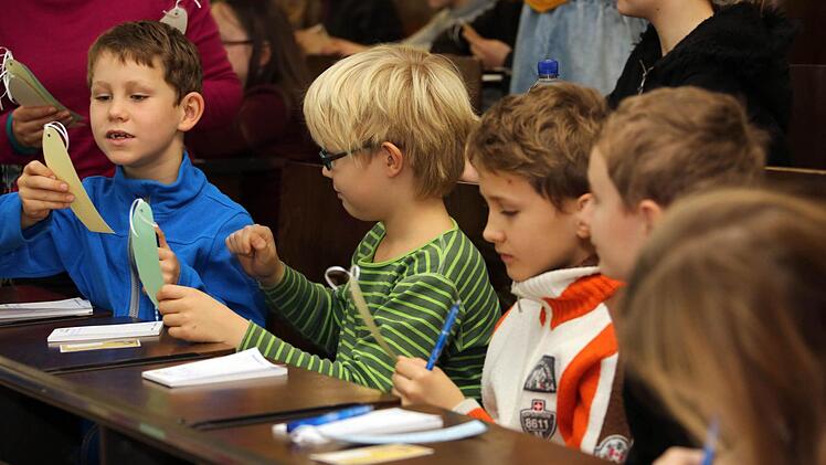 Die Besucher der Kinder-Uni-Vorlesung diskutierten intensiv über Regeln und ihren Sinn. Fotos: Matthias Hoch
