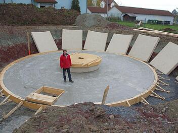 Rolf Friedenstab steht auf der Grundplatte, die später einmal sein Drehhaus tragen soll. Fotos: Rainer Lutz