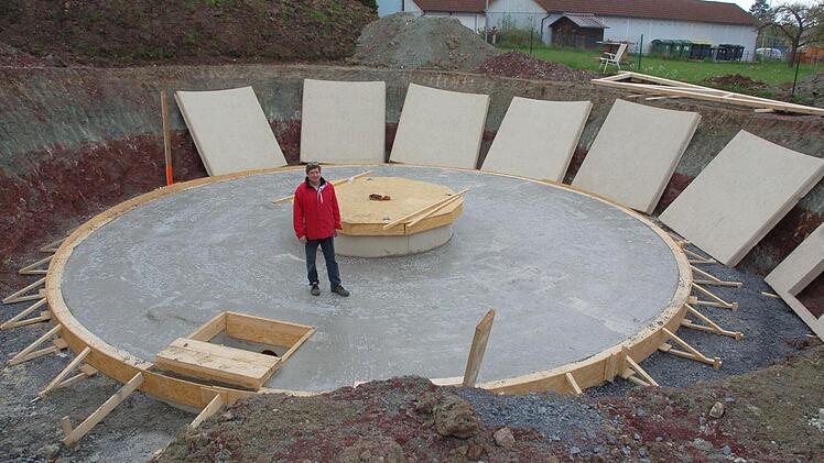 Rolf Friedenstab steht auf der Grundplatte, die später einmal sein Drehhaus tragen soll. Fotos: Rainer Lutz