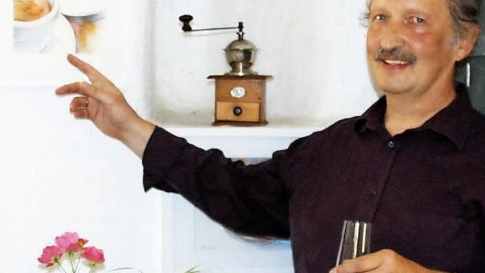 Malerischer Ausdrucksdrang: Thomas Habermann vor einem seiner Bilder. Foto: Bettina Knauth