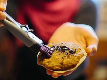 Aliyah bestreicht in Ursula Ringlstetters Küche einen Lebkuchen mit Schokolade.  Foto: Hendrik Steffens