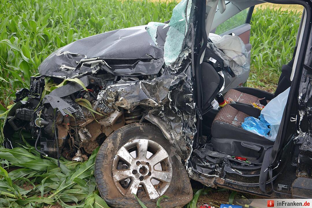 Ein Toter und zwei Schwerverletzte bei Vorfahrtsunfall