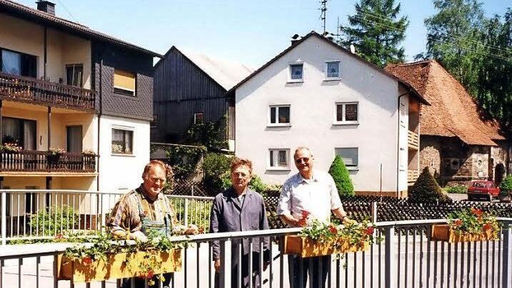 Bei der erstmaligen Bepflanzung 1999: (von links): Zweiter Vorsitzender Josef Beitzinger, Adolf Jungkunz und Josef Wachter bei der Brücke nahe der Raiffeisen-Volksbank Rothenkirchen  Foto: privat