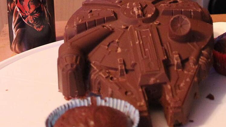 Die Merchandise-Palette reicht bis zu Kuchenformen. Zur Star-Wars-Filmnacht gibt's Star-Wars-Schokokuchen zur Stärkung.  Foto: Beudert