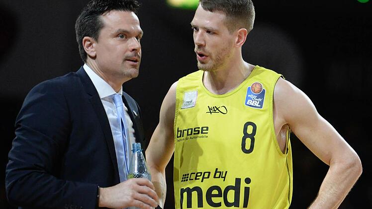 Bayreuths Trainer Raoul Korner mit Nate Linhart. Foto: Peter Mularczyk