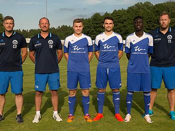 Drei Frohnlacher Neuzugänge für die Landesliga-Saison 2017/18 (von links): Co-Trainer Alexander Schalk, Trainer Oliver Müller, Marc Schramm, Amadeus Schramm, Sayko Trawally und Torwarttrainer Christian Tremel.  Fotos: Heinrich Weiß
