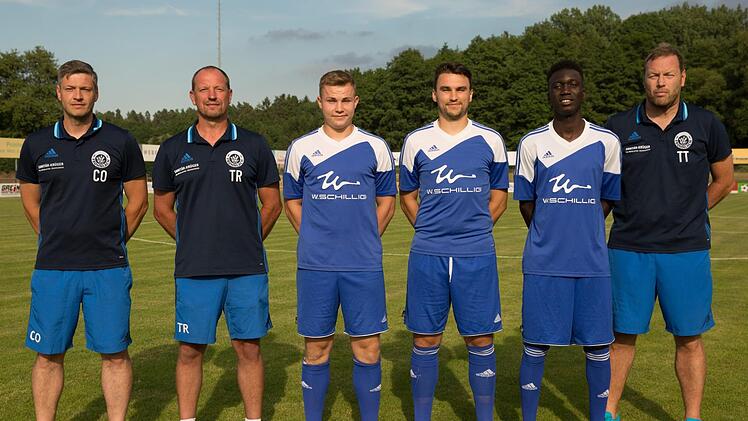 Drei Frohnlacher Neuzugänge für die Landesliga-Saison 2017/18 (von links): Co-Trainer Alexander Schalk, Trainer Oliver Müller, Marc Schramm, Amadeus Schramm, Sayko Trawally und Torwarttrainer Christian Tremel.  Fotos: Heinrich Weiß
