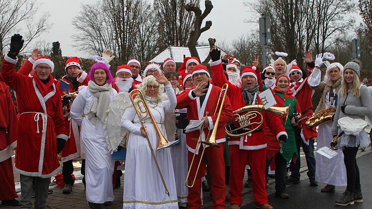 Da der Weihnachtsmarkt ausfiel, kamen die Neubrunner Dorfmusikanten in Verkleidung als Weihnachtsmänner und Christkind.