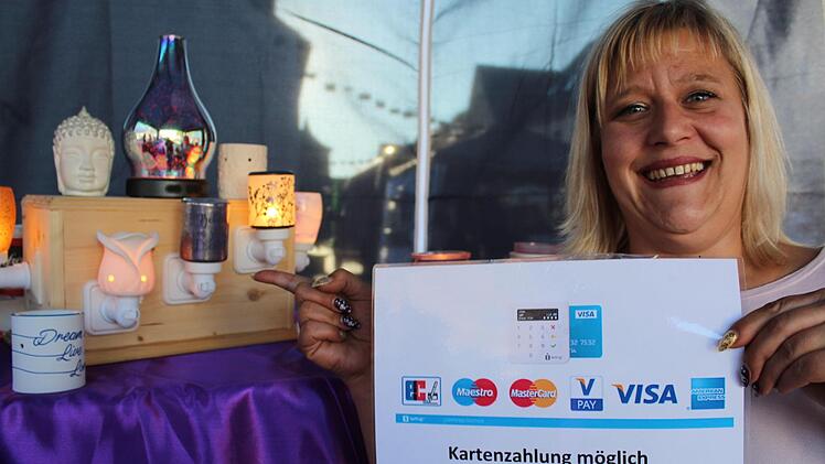 Vera Thümling hat gut lachen. Bei ihr ist auch das moderne Bezahlen möglich.  Fotos: Markus Häggberg