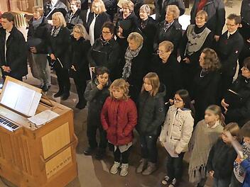 Bei diesem Auftritt erfreute der Jugendchor St. Laurentius, der am Sonntag ein Weihnachtskonzert gibt, zusammen mit dem Kirchenchor die Zuhörer.  Foto: Michael Kaffer
