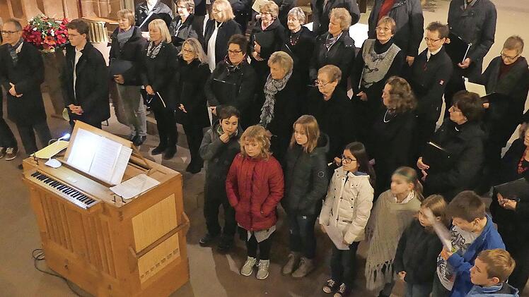 Bei diesem Auftritt erfreute der Jugendchor St. Laurentius, der am Sonntag ein Weihnachtskonzert gibt, zusammen mit dem Kirchenchor die Zuhörer.  Foto: Michael Kaffer
