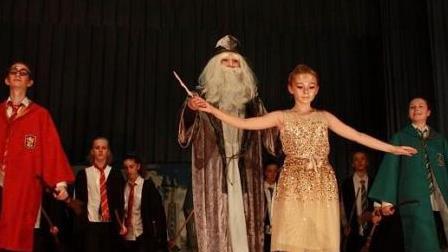 Theateraufführungen und Bühnenerfahrung, wie hier bei Harry Potter, sind fester Bestandteil des Waldorfunterrichts.CT-Archiv