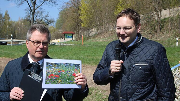 Der Leiter des staatlichen Bauamts, Kurt Schnabel, zeigte dem Minister, wie der Bienen-Highway einmal aussehen soll. Foto: Jürgen Gärtner