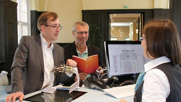 Intendant Tilman Schlömp und Thomas Lutz in der Tourist-Info.  Foto: Ralf Ruppert