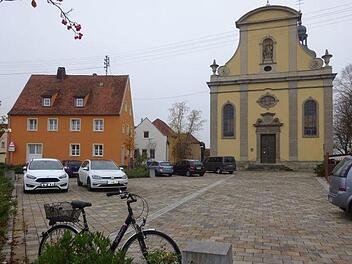 Am Dorfplatz werden die vorgeschriebenen Parkflächen häufig missachtet. Foto: Anton Then