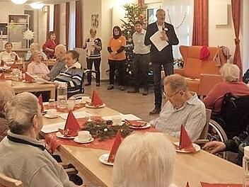 Rainer K&uuml;hn begr&uuml;&szlig;te die Senioren mit ein paar besinnlichen Worten. Foto: privat