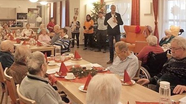 Rainer K&uuml;hn begr&uuml;&szlig;te die Senioren mit ein paar besinnlichen Worten. Foto: privat