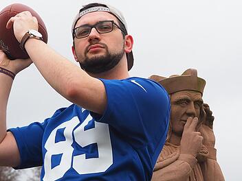 Beobachtet vom Brückenheiligen Nepomuk, ist Christopher Meindl aus dem unterfränkischen Thulba in die Rolle des Quarterbacks geschlüpft. Foto: Jürgen Schmitt