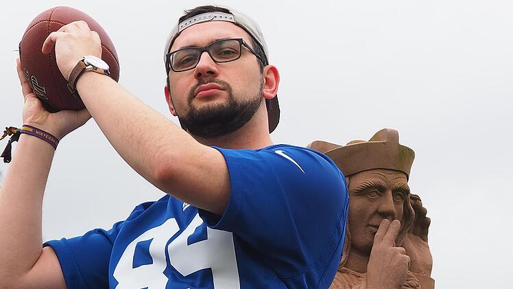 Beobachtet vom Brückenheiligen Nepomuk, ist Christopher Meindl aus dem unterfränkischen Thulba in die Rolle des Quarterbacks geschlüpft. Foto: Jürgen Schmitt