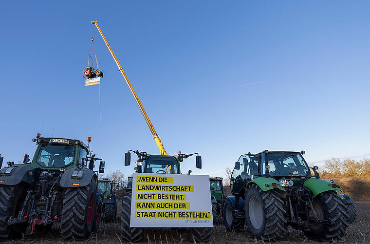 Spektakuläre Protestaktion im Kreis Kitzingen - Bauern hieven Traktor hoch in die Luft