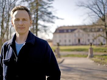 ZDF-Moderator Jochen Breyer taucht in die Welt des deutschen Adels: Wie viel Einfluss haben Barone und Gr&auml;finnen noch heute?