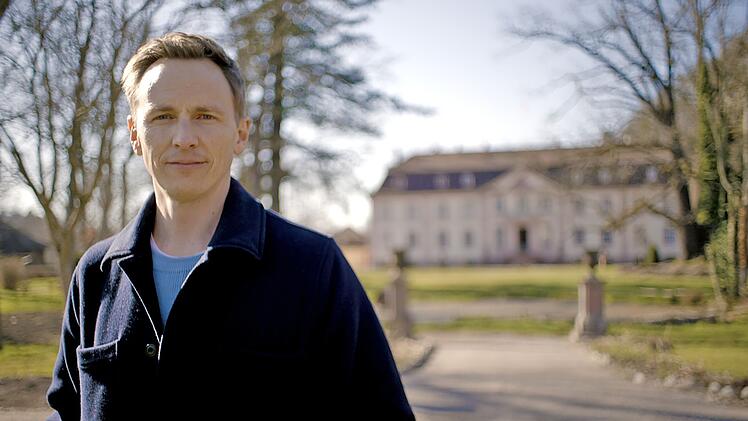 ZDF-Moderator Jochen Breyer taucht in die Welt des deutschen Adels: Wie viel Einfluss haben Barone und Gr&auml;finnen noch heute?