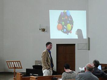 Der Maler Gerhard Rießbeck aus Bad Windsheim stellte sich mit seinen Arbeiten in der Christuskirche vor. Foto: Sabine Meißner