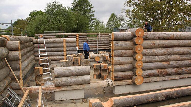 Blick ins Innere der Kelo-Sauna, die aus finnischem Kiefernholz in Blockbauweise errichtet wird