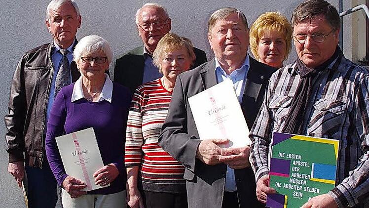 Die KAB freut sich über die Auszeichnung langjähriger Mitglieder. Das Bild zeigt (von links): Günter Weber, Erika Appelius, Elmar Wich, stellvertretende Kreisverbandsvorsitzende Adelheid Kotschenreuther, Klaus Köstner, die Vorsitzenden Evi Schönmüller und Reinhold Dietrich, der seit 25 Jahren dem Ortsverband vorsteht. Es fehlt Doris Zeitler.  Foto: Heike Schülein