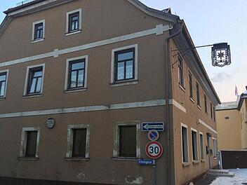 Die Aussenfassade des Gasthauses "Stern" in N&uuml;dlingen soll einen neuen Anstrich bekommen. &Uuml;ber diesen Beschluss aus dem Gemeinderat informierte B&uuml;rgermeister Harald Hofmann bei der Vertragsunterzeichnung mit dem Heimatverein. Foto: Kerstin V&auml;th