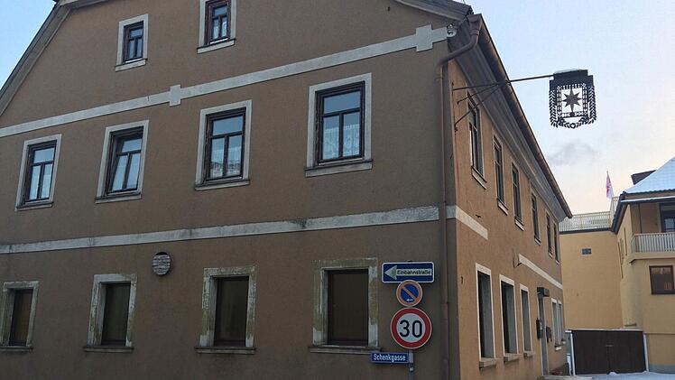 Die Aussenfassade des Gasthauses "Stern" in Nüdlingen soll einen neuen Anstrich bekommen. Über diesen Beschluss aus dem Gemeinderat informierte Bürgermeister Harald Hofmann bei der Vertragsunterzeichnung mit dem Heimatverein. Foto: Kerstin Väth