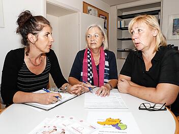 Heike Steinbach (von links), Ursula Weidig und Valerie Himmelspach verkörpern das neue pro-aktive Beratungsangebot des Bamberger Frauenhauses und der Kriminalpolizei für Bamberg/Forchheim. Foto: Matthias Hoch