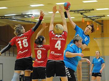 Erzielte gegen Gerolzhofen sagenhafte 14 Treffer: die Hammelburgerin Nicole Schröter, hier beim Abschluss und assistiert von Ute Leidner und Helen Faust (rechts). Foto: ssp