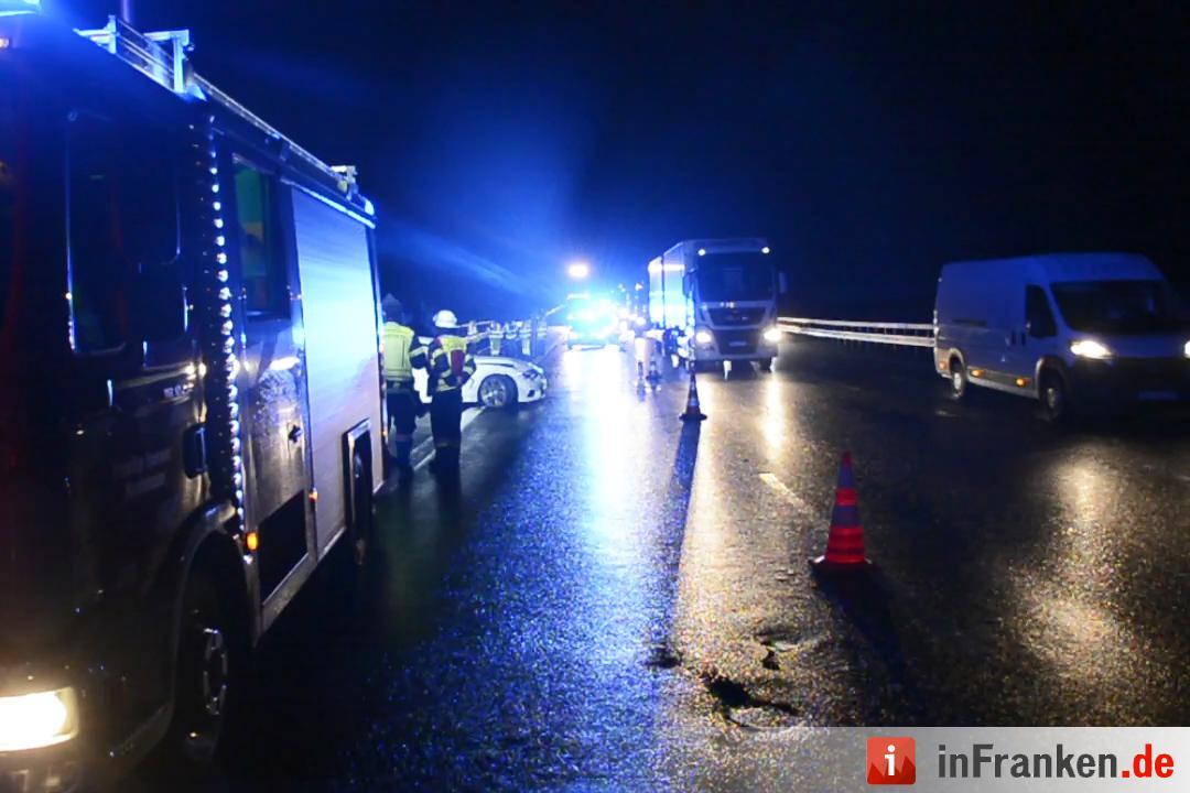 Unangepasste Geschwindigkeit bei Graupelschauer: Vier Personen verletzt, eine davon lebensgefährlich - Drei Fahrzeuge an schwerem Glätteunfall beteiligt - 47-Jähriger verliert Kontrolle über BMW, prallt mehrfach in Leitplanke und touchiert anderes Fahrzeug - Weiterer Autofahrer fuhr offenbar auf und flüchtete