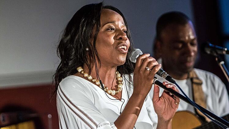 Zum Saison-Ausklang der Reihe "Cultur im Contakt" trat die Sängerin Nice Ferreira gemeinsam mit Nando Oliveira auf. Foto: Jochen Berger