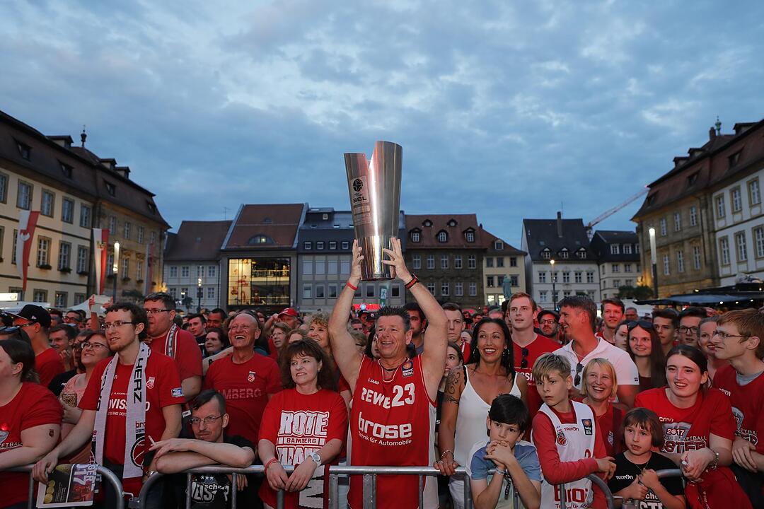 Brose Bamberg: Die Meisterfeier am Bamberger Maxplatz
