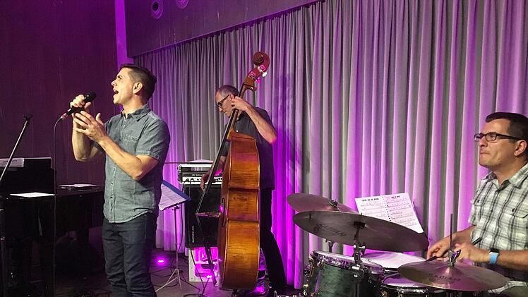 Steven Santoro (links) begeisterte mit seiner Band bei seinem Coburg-Gastspiel. Foto: Jochen Berger