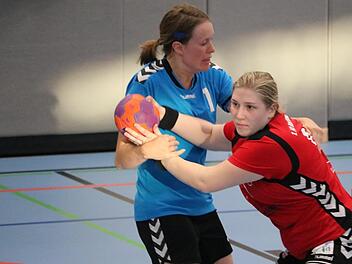 Bad Brückenaus Katharina Bach (rechts) setzt sich im Landkreisderby gegen Hammelburgs Celia Reuter durch.Sebastian Schmitt