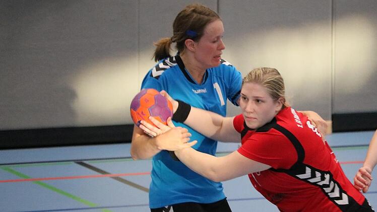 Bad Brückenaus Katharina Bach (rechts) setzt sich im Landkreisderby gegen Hammelburgs Celia Reuter durch.Sebastian Schmitt
