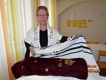 Rabbinerin Yael Deusel freut sich über die Torarolle für die Gottesdienstein ihrer Gemeinde.  Marion Krüger-Hundrup