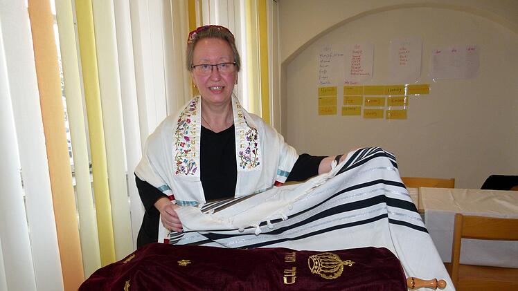 Rabbinerin Yael Deusel freut sich über die Torarolle für die Gottesdienstein ihrer Gemeinde.  Marion Krüger-Hundrup