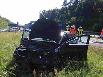 Bei einem schweren Unfall auf der A73 bei Bamberg ist ein Mann am Freitag gestorben. Drei Beteiligte wurden teils schwer verletzt. Foto: NEWS5 / Merzbach