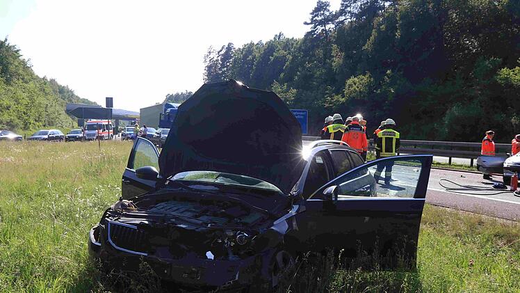 Bei einem schweren Unfall auf der A73 bei Bamberg ist ein Mann am Freitag gestorben. Drei Beteiligte wurden teils schwer verletzt. Foto: NEWS5 / Merzbach