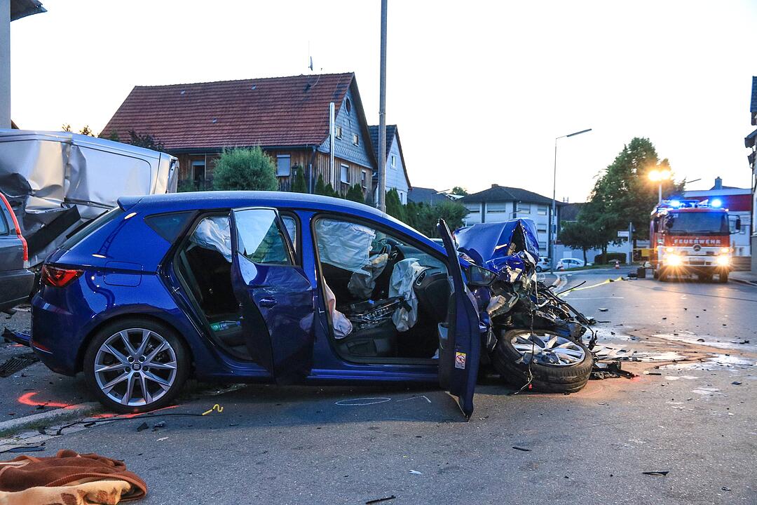 Nach Flucht vor der Polizei: Autofahrer erfasst Fußgänger im Kreis Coburg - drei Menschen teils schwerst verletzt