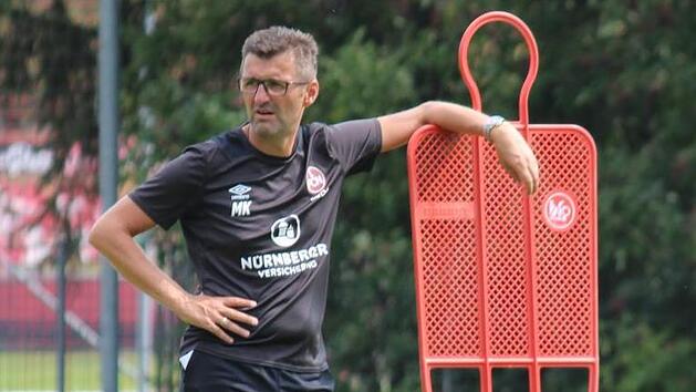 Im Training des 1. FC N&uuml;rnberg ist Coach Michael K&ouml;llner auch oft stiller Beobachter.  Foto: Torsten Ernstberger