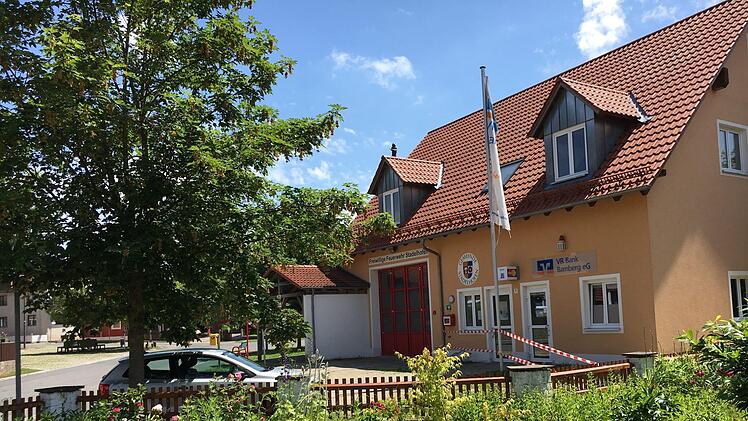 Versteckt im Hintergrund liegt die VR-Bankfiliale in Stadelhofen.Foto: Anette Schreiber