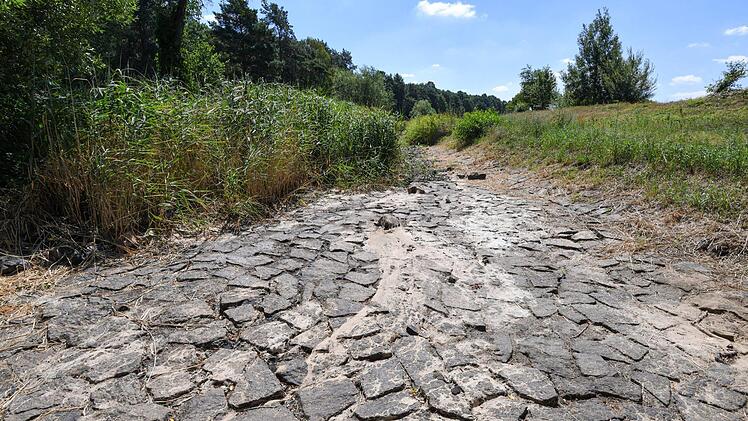 Das Wasser in den Seen und Flüssen wird immer knapper. Einige Flüsse führen extremes Niedrigwasser.  Foto: Patrick Pleul/dpa