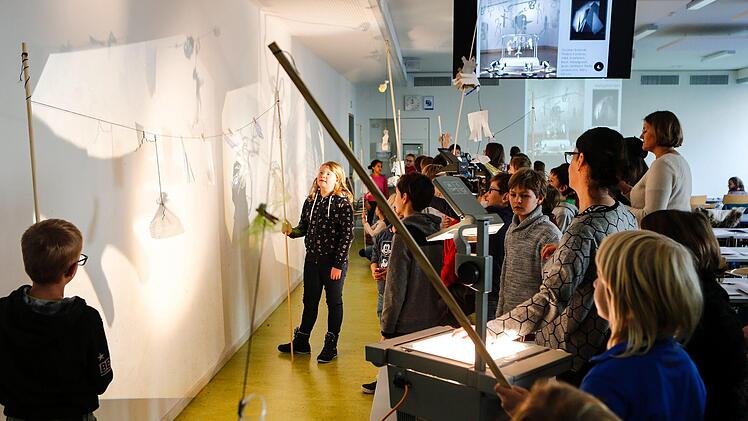 Schatten haben schon immer Künstlerinnen und Künstler inspiriert. Am Samstag auch die jungen Studierenden an der Bamberger Kinder-Uni.  Foto: Matthias Hoch